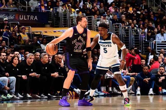 开云网站-詹姆斯缺阵激活东契奇里夫斯艾顿，湖人三杀森林狼，华子15中2